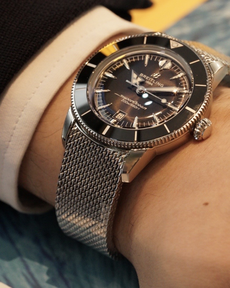 ブライトリングスーパーオーシャンヘリテージB31を着用している男性の腕元の写真。