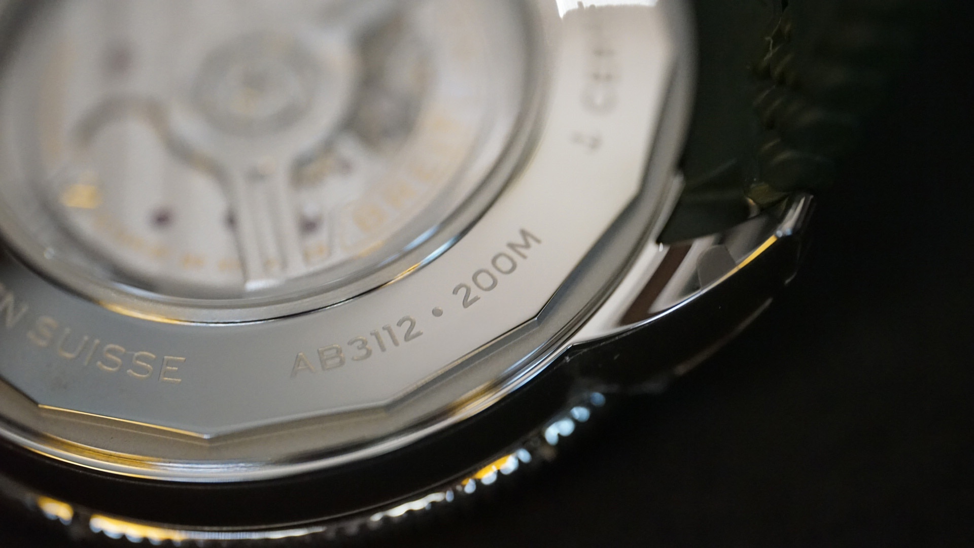 スーパーオーシャンヘリテージB01の裏蓋にある、防水性200Mを示す刻印