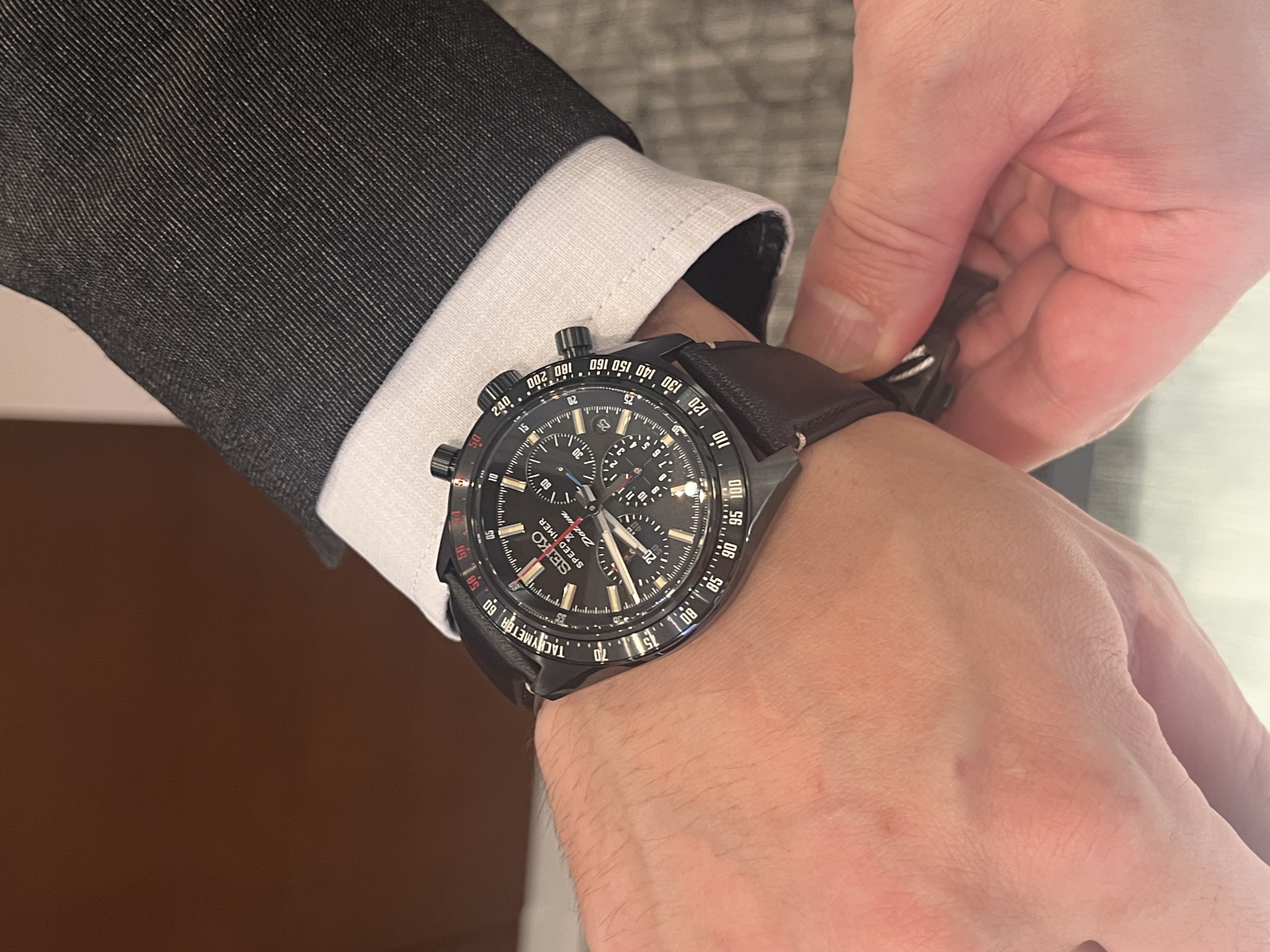 SEIKOとダットサンコラボモデルを着けた男性