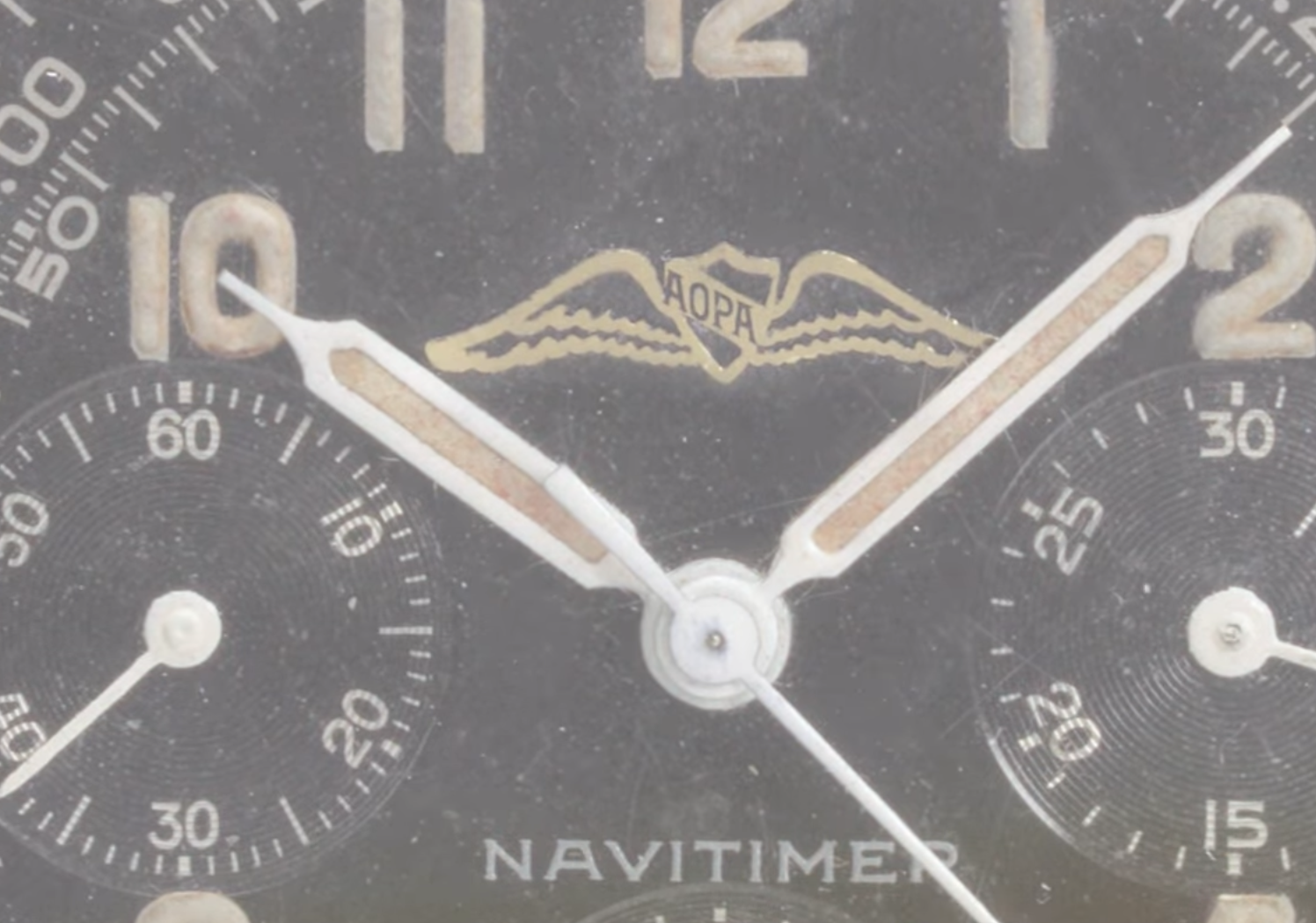 ナビタイマーの文字盤に刻まれたAOPAロゴ