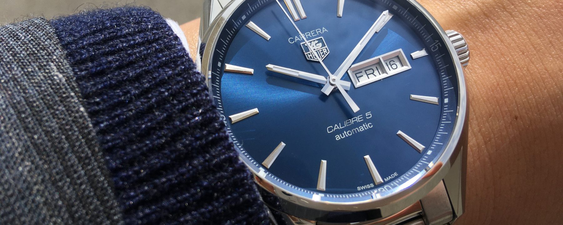 青文字盤の腕時計