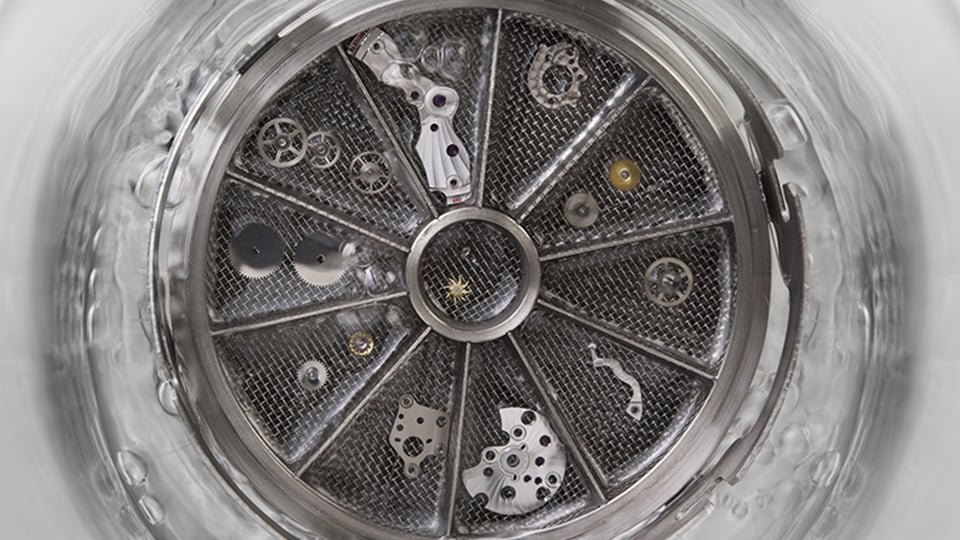 オメガの時計ムーブメントを洗浄する様子