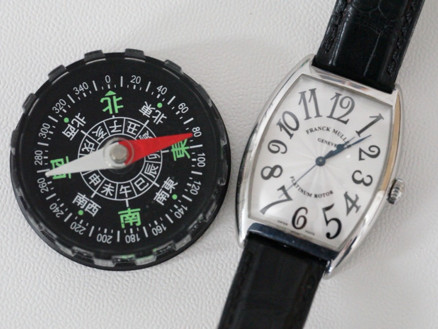 方位磁石で腕時計の磁気帯びを確認