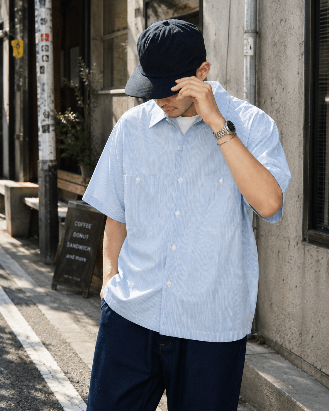 腕時計をつけている男性