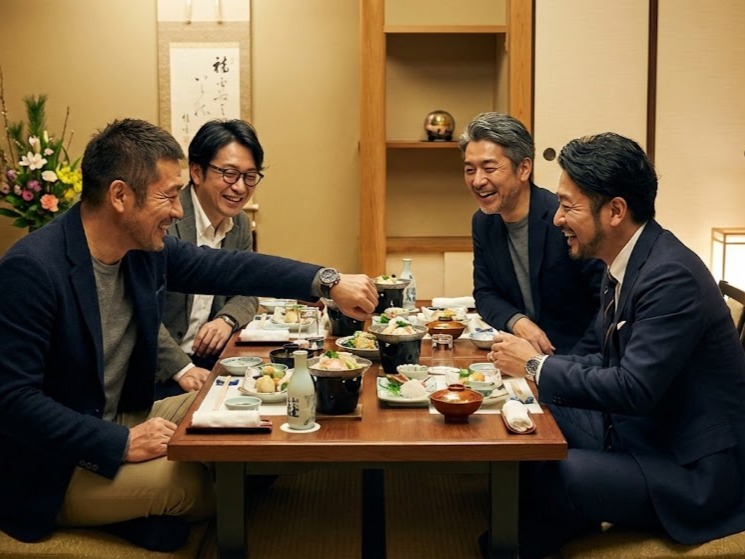 腕時計を友人に自慢する男性