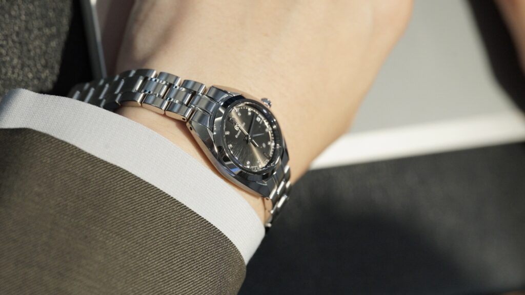 グランドセイコーレディースモデルを着けた女性