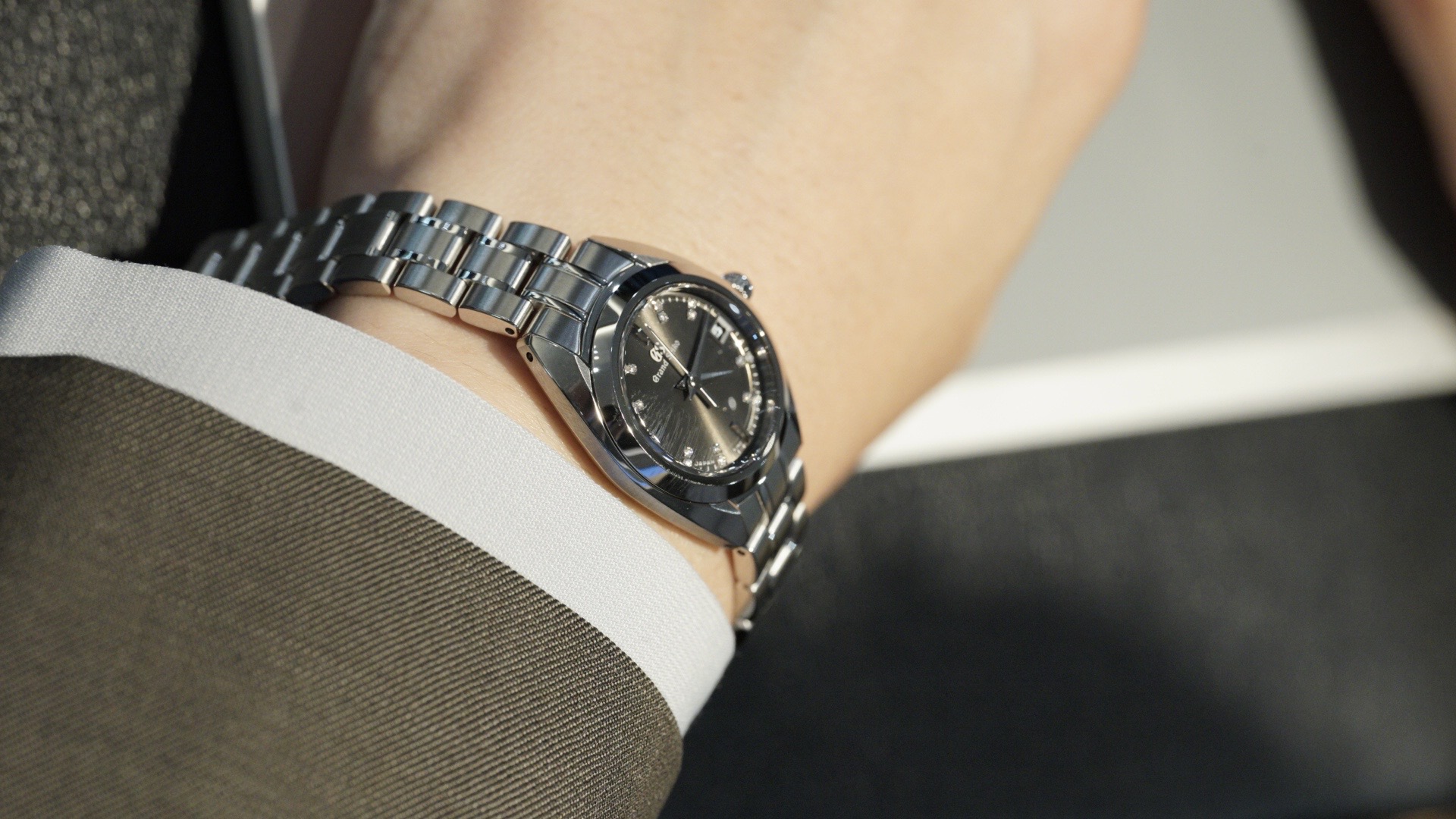 グランドセイコーレディースモデルを着けた女性