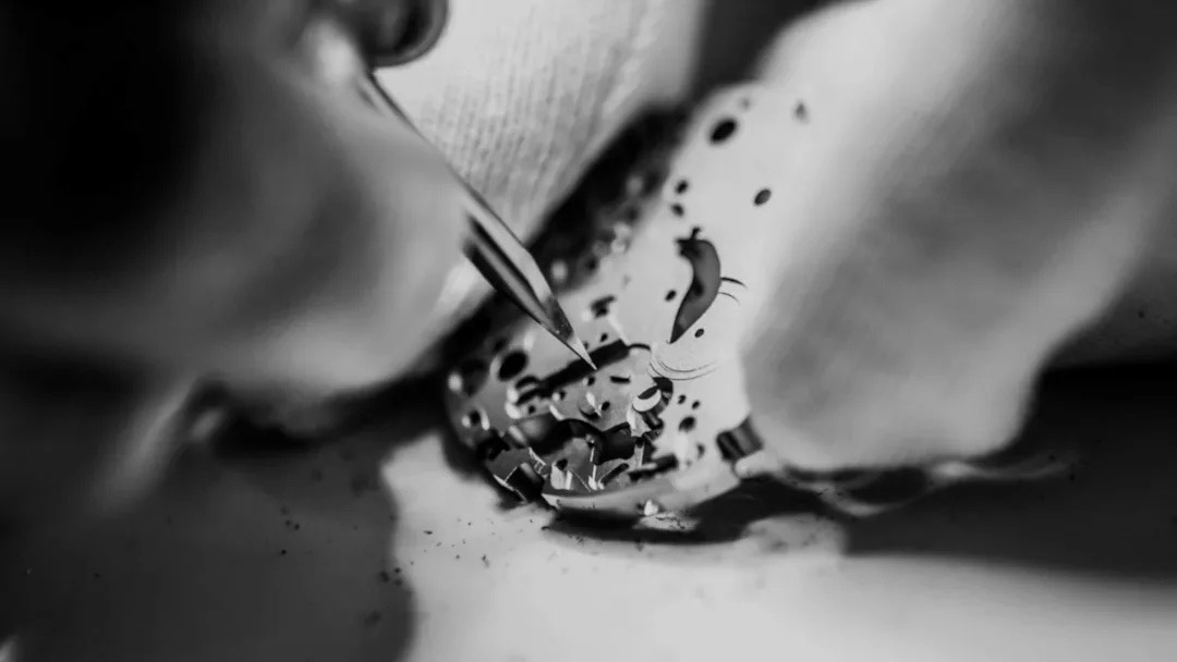 ムーブメントを組み立てている様子を写したモノクロの画像。