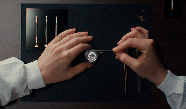 ムーブメントを組み立てている様子を写した画像。