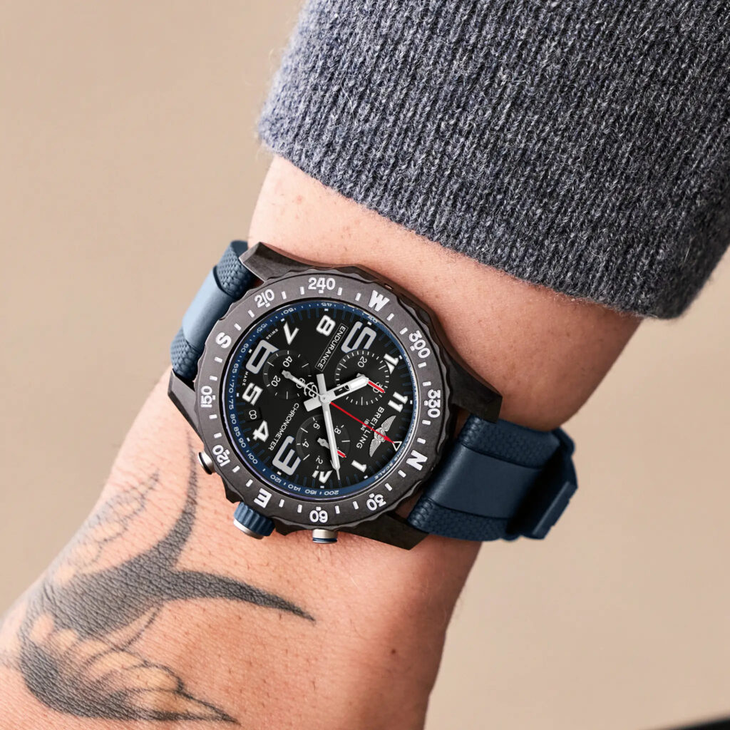 ブライトリング「エンデュランスプロ」を着用した男性の腕元の画像。