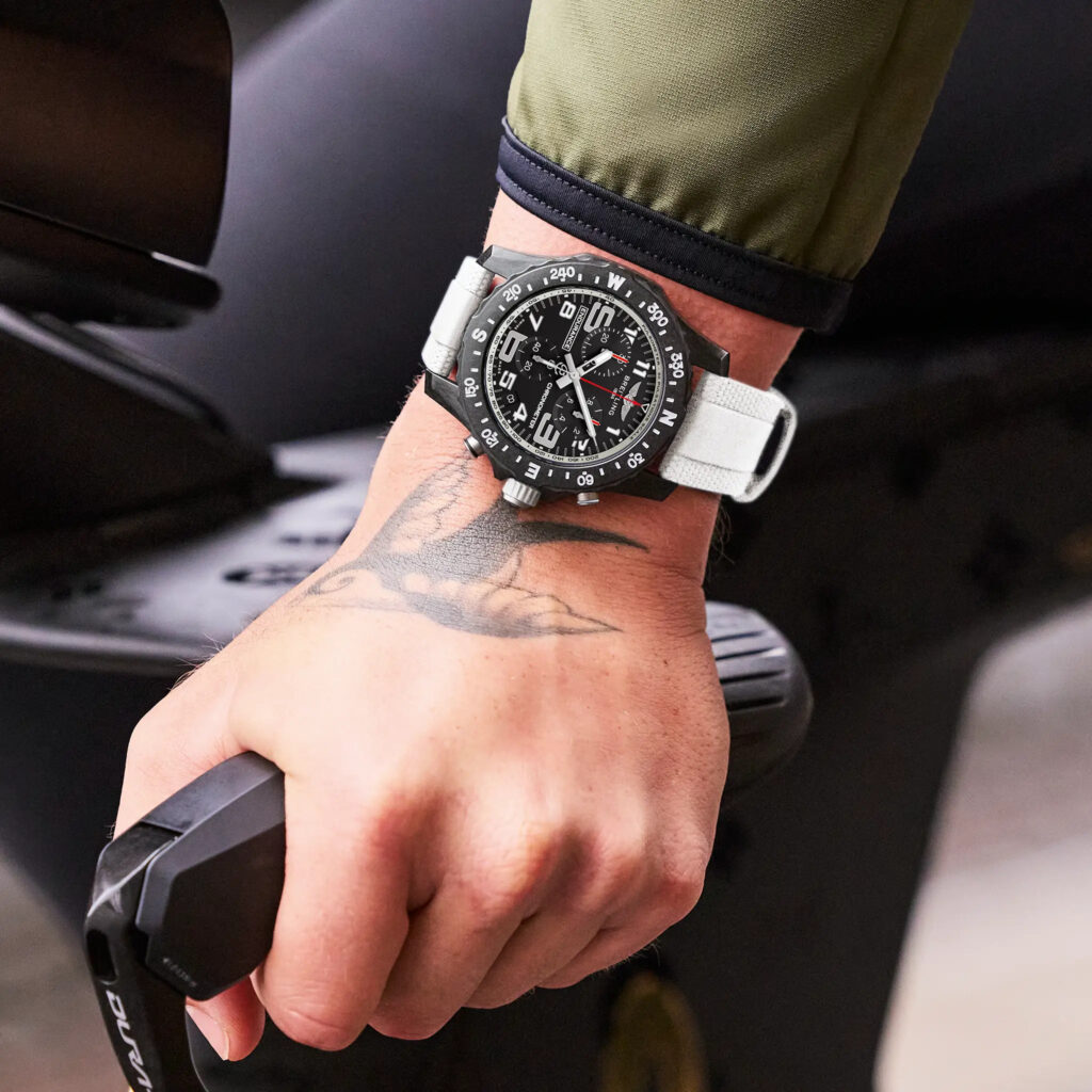 ブライトリング「エンデュランスプロ」を着用した男性の腕元の画像。
