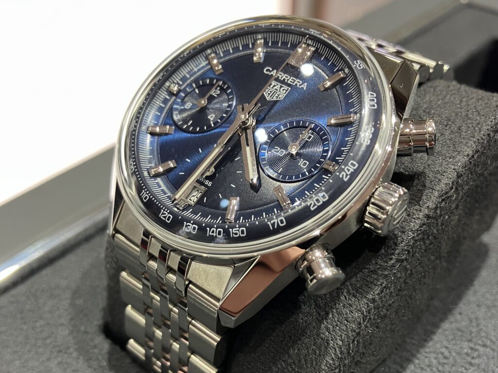 タグホイヤーカレラ青文字盤の腕時計