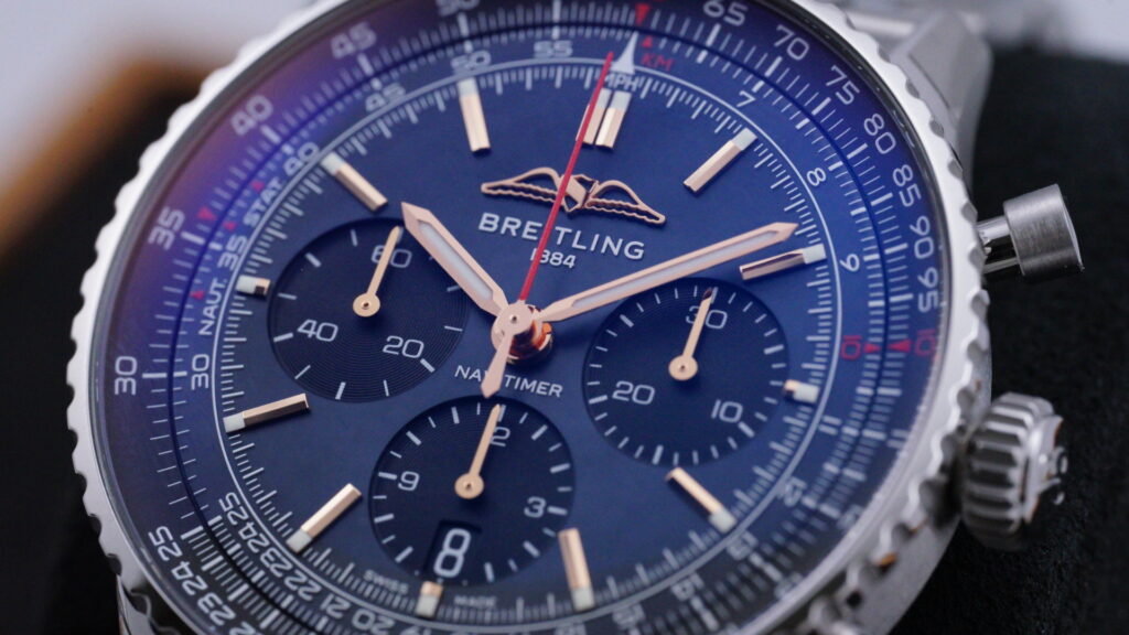 ブライトリング「ナビタイマー」の文字盤のクロースアップ