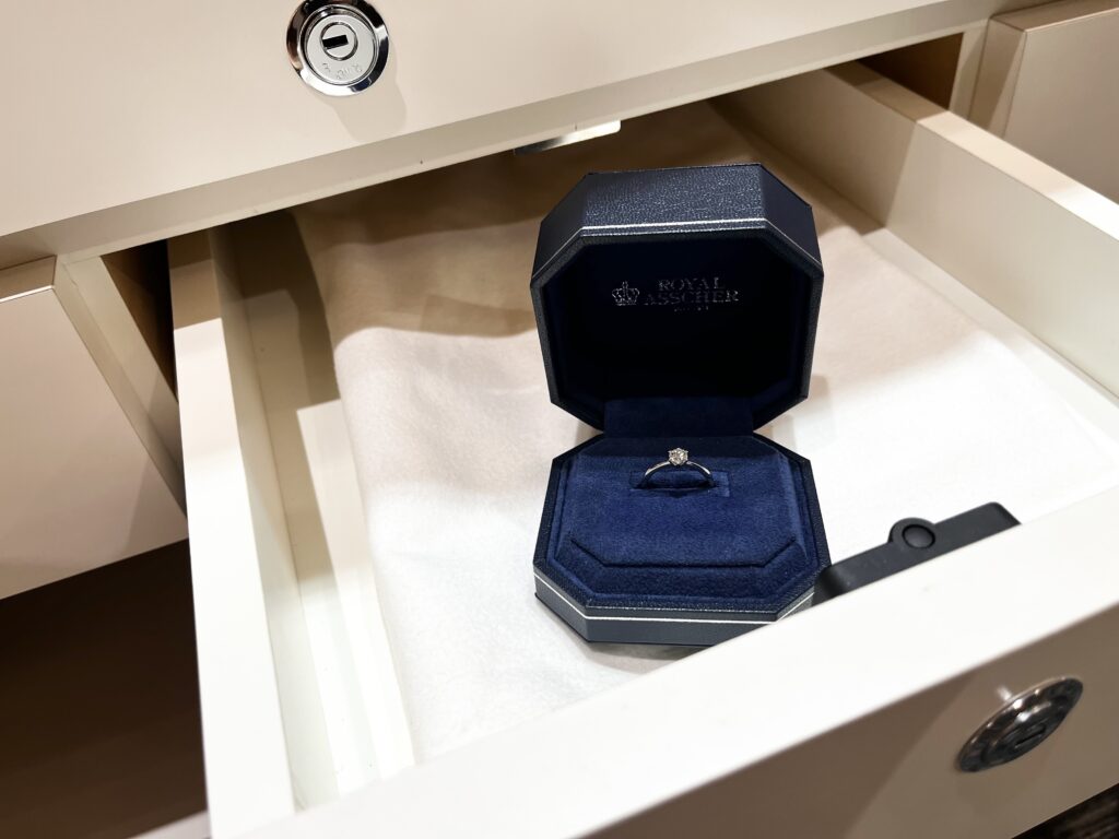 ロイヤル・アッシャー　婚約指輪