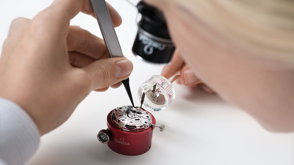 オメガの時計を修理する様子