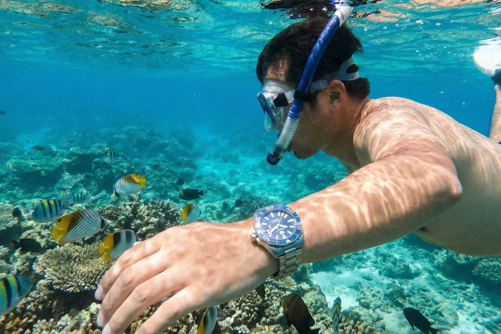 タグ・ホイヤーのアクアレーサーを着けてシュノーケリングする男性