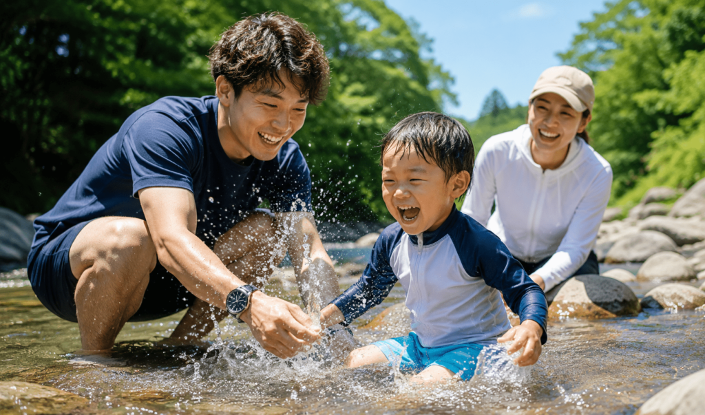 水遊びをする家族