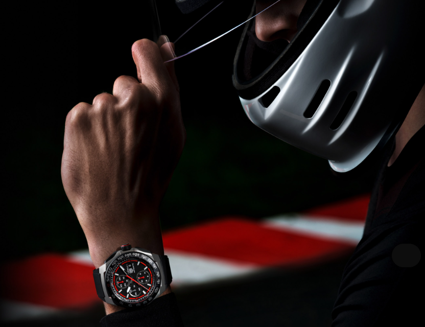 「タグ・ホイヤー フォーミュラ１」を装着するレーサー
