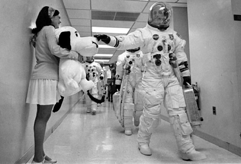 スヌーピーに手を触れる