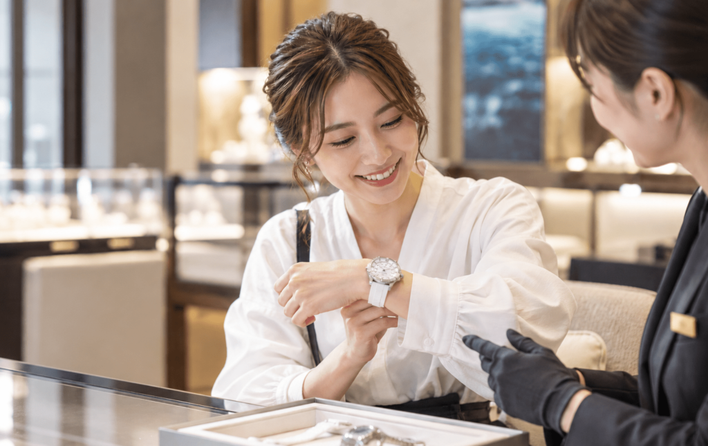 店内で時計を選ぶ女性
