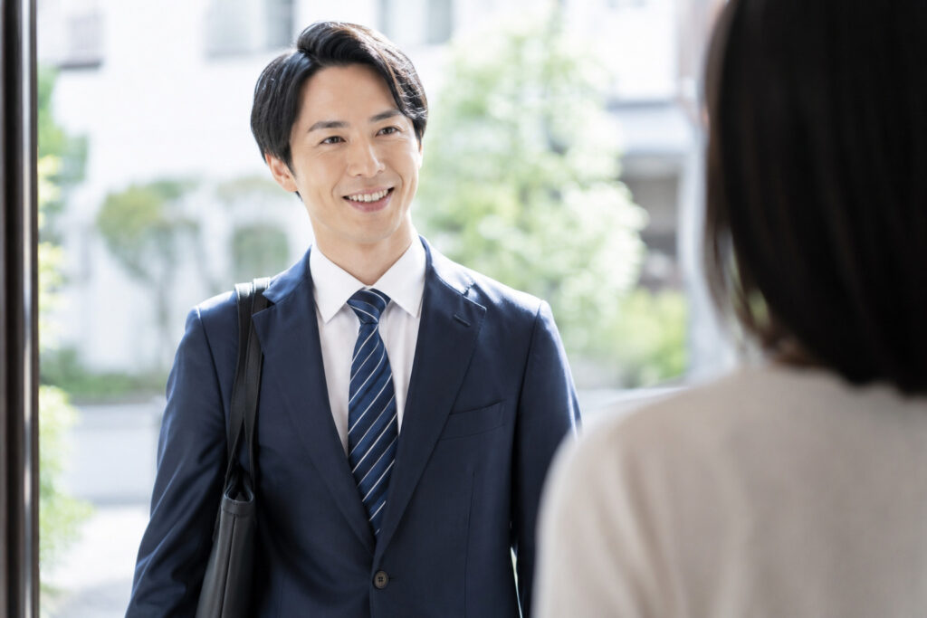 取引先に訪問する営業マンのイメージ