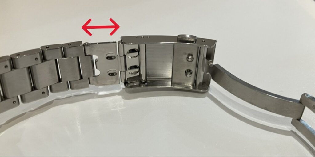 腕時計の折り畳みバックル　開放の状態