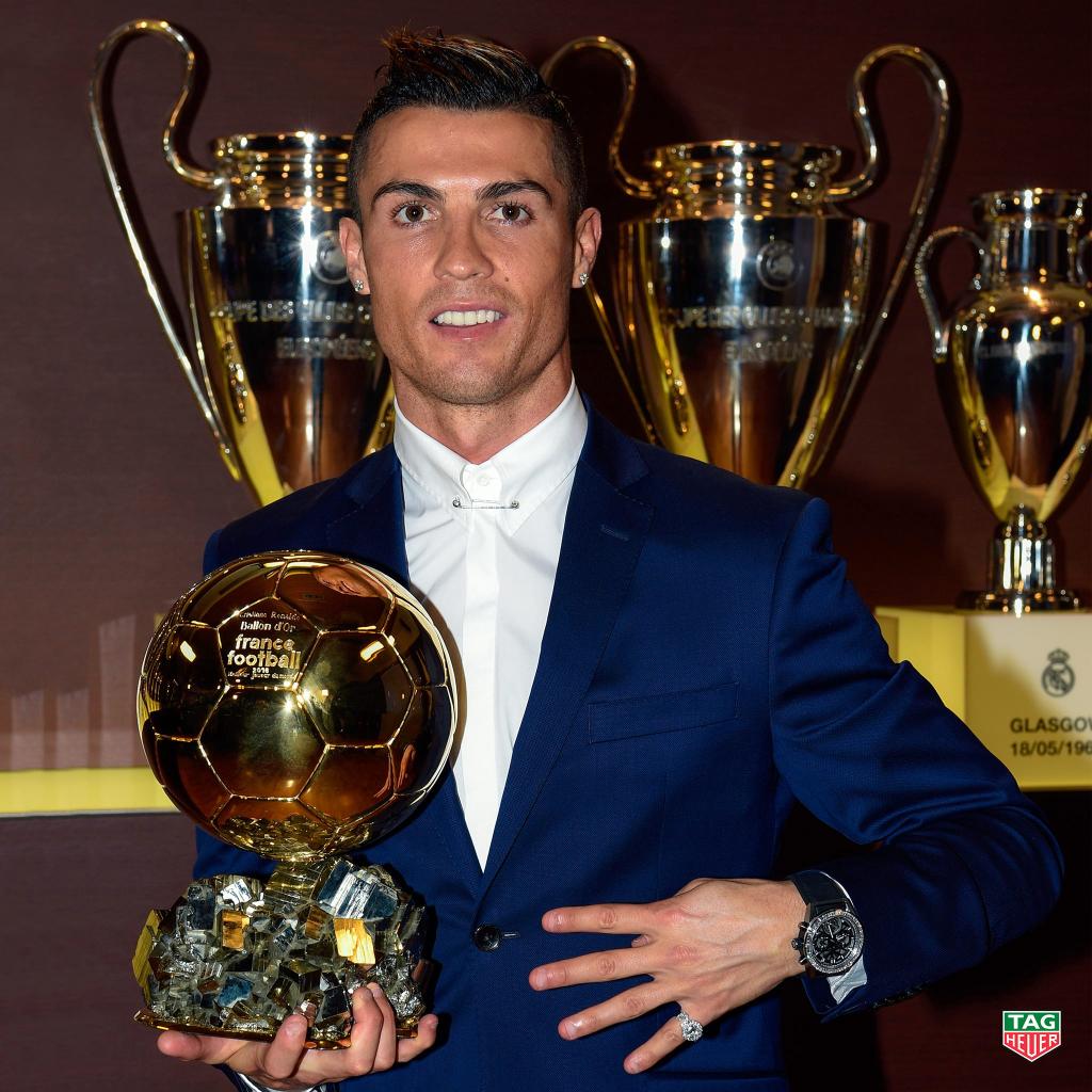 タグホイヤーXアカウントにて　バロンドール4度目受賞のロナウド選手の右腕にはタグホイヤーカレラ1887が着用されている