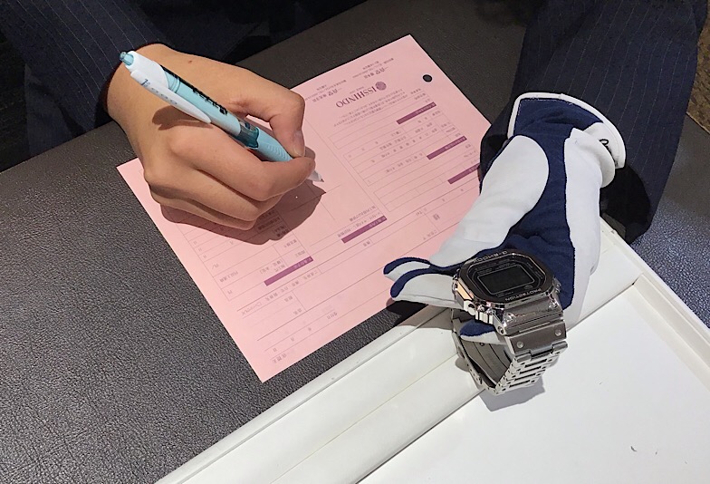 腕時計電池交換受け付けの様子