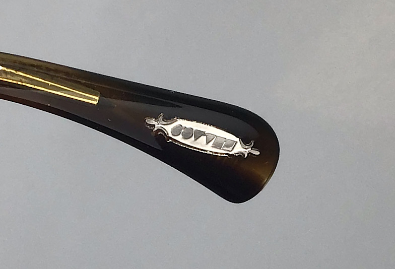 オリバーピープルズ ロゴプラーク