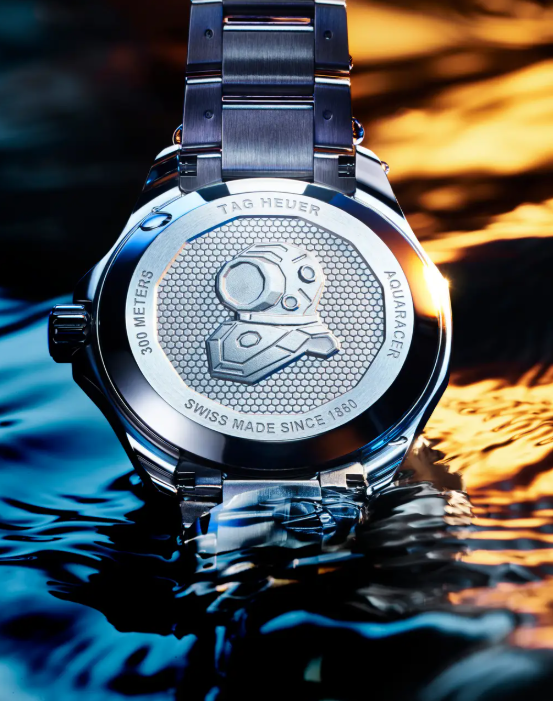 300mの水圧に耐える、堅牢なつくりを感じさせるケースバック