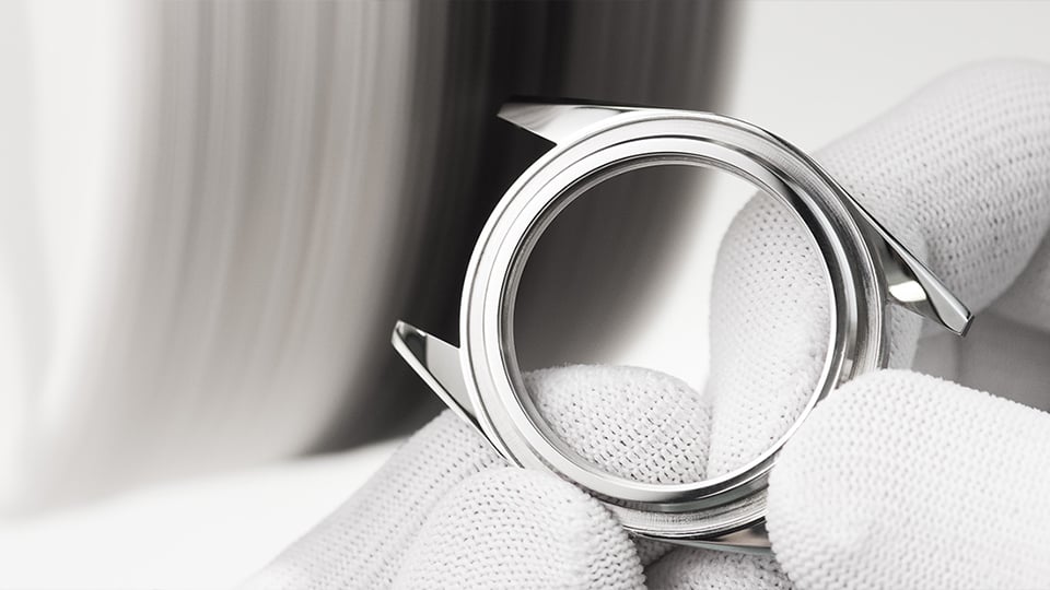 オメガの時計ケースを研磨する様子