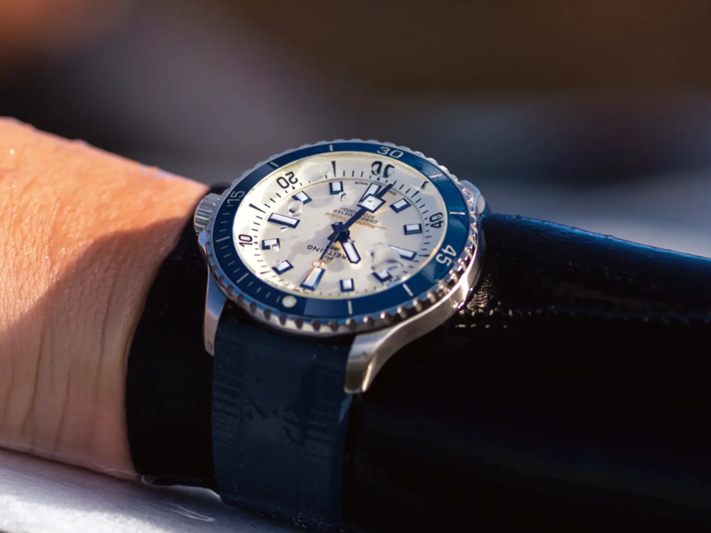 ウェットスーツの上から腕時計を着用している