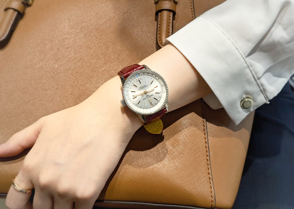 ブライトリングの時計を着けた女性