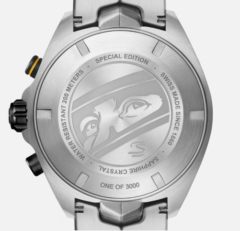 バイザー越しのセナの眼差しを観ることができる裏ブタの彫刻