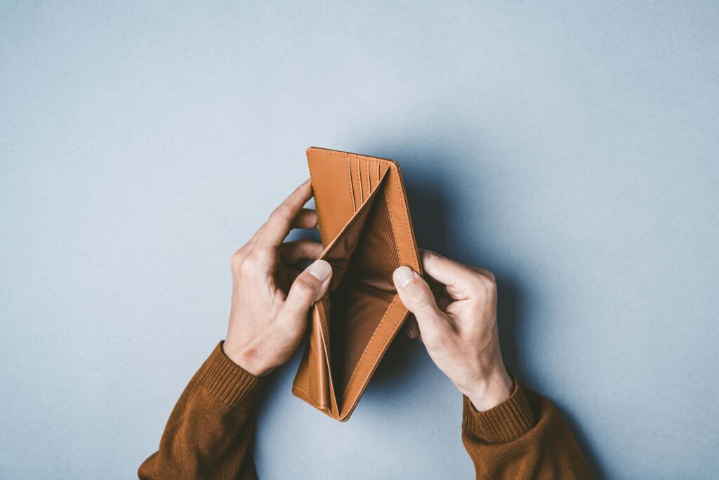 財布を開く男性のイメージ画像