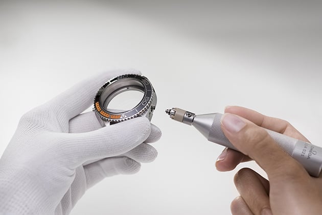 オメガの時計を組み立てる様子