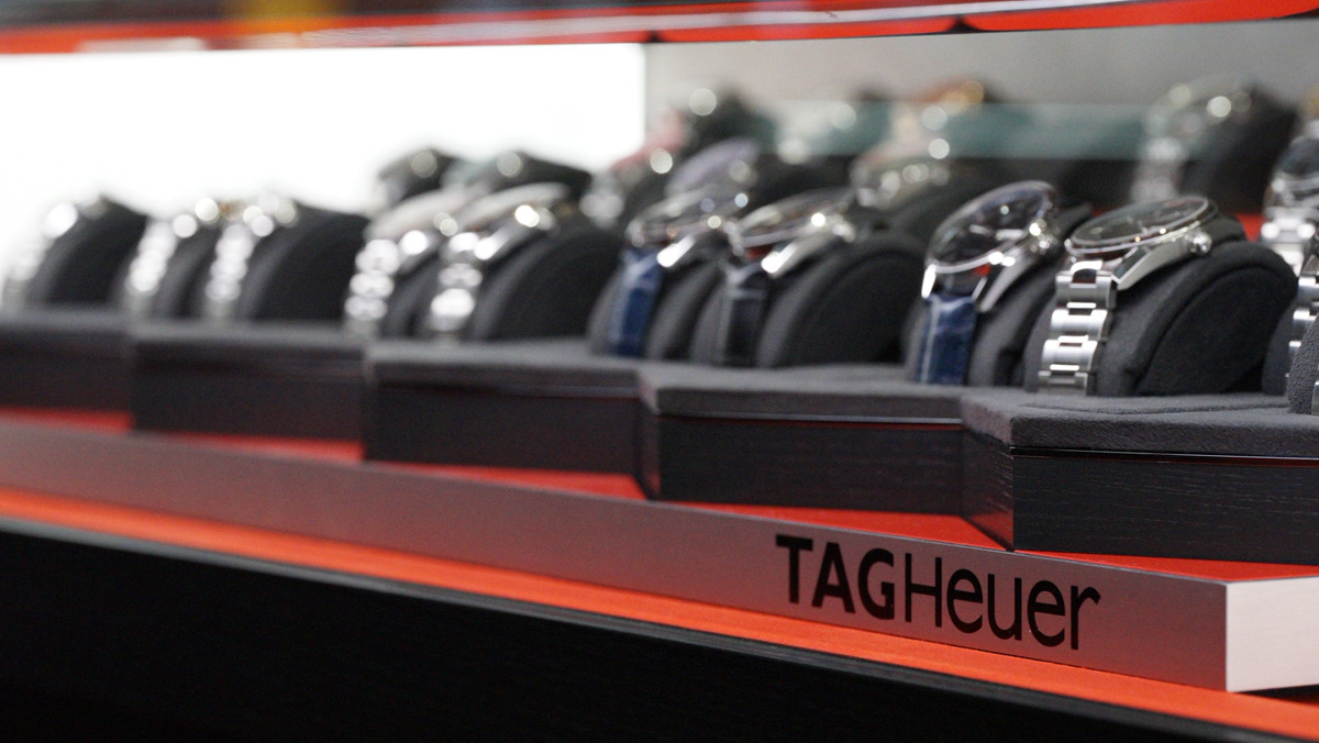 タグホイヤーの時計が展示されている画像