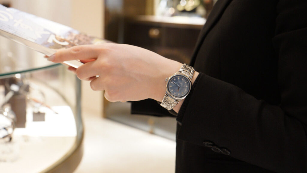 タグホイヤーの時計を着けた女性