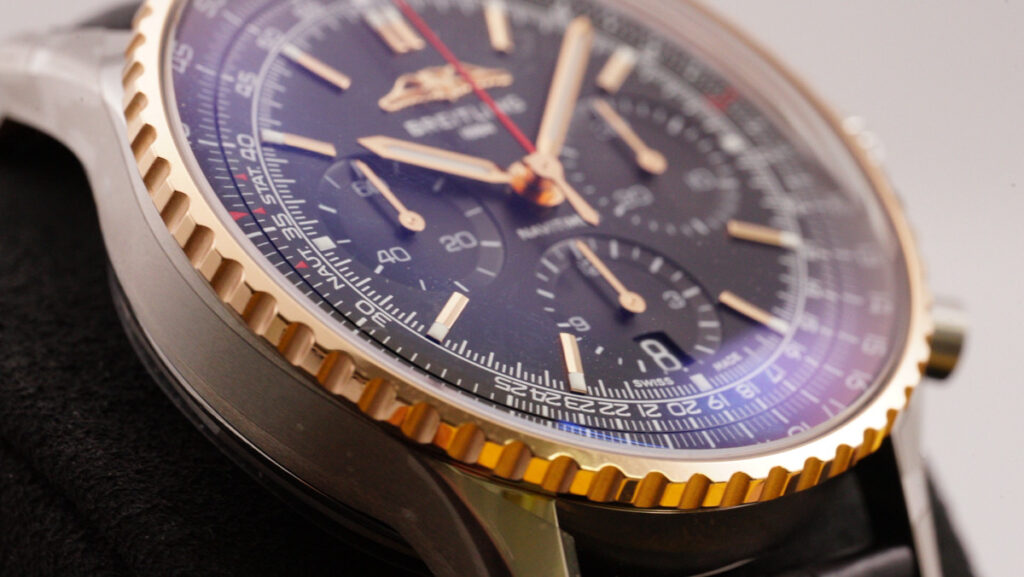 ブライトリング「ナビタイマー」のベゼルにクロースアップした画像。