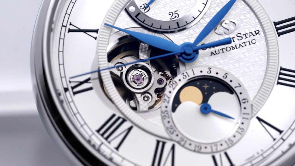 オリエントスター「M45 F7 メカニカルムーンフェイズ」の文字盤。