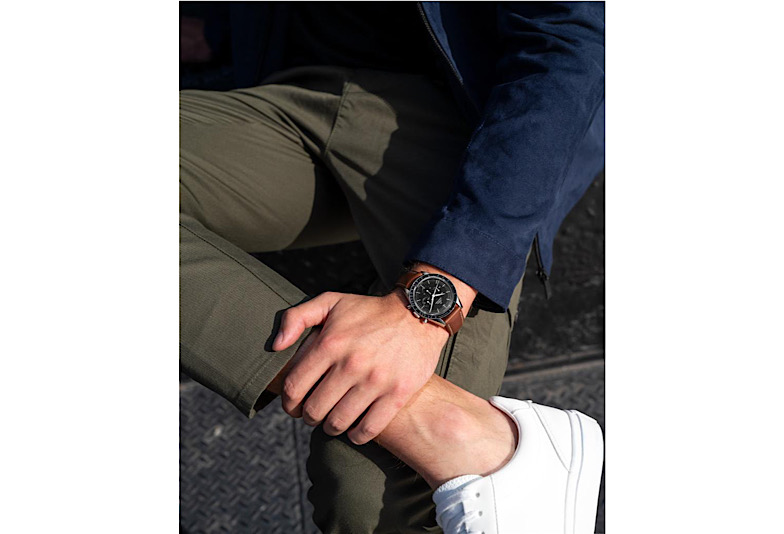 スピードマスターを着けたカジュアルな服装