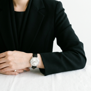 初めての冠婚葬祭でも迷わない！レディース腕時計の選び方