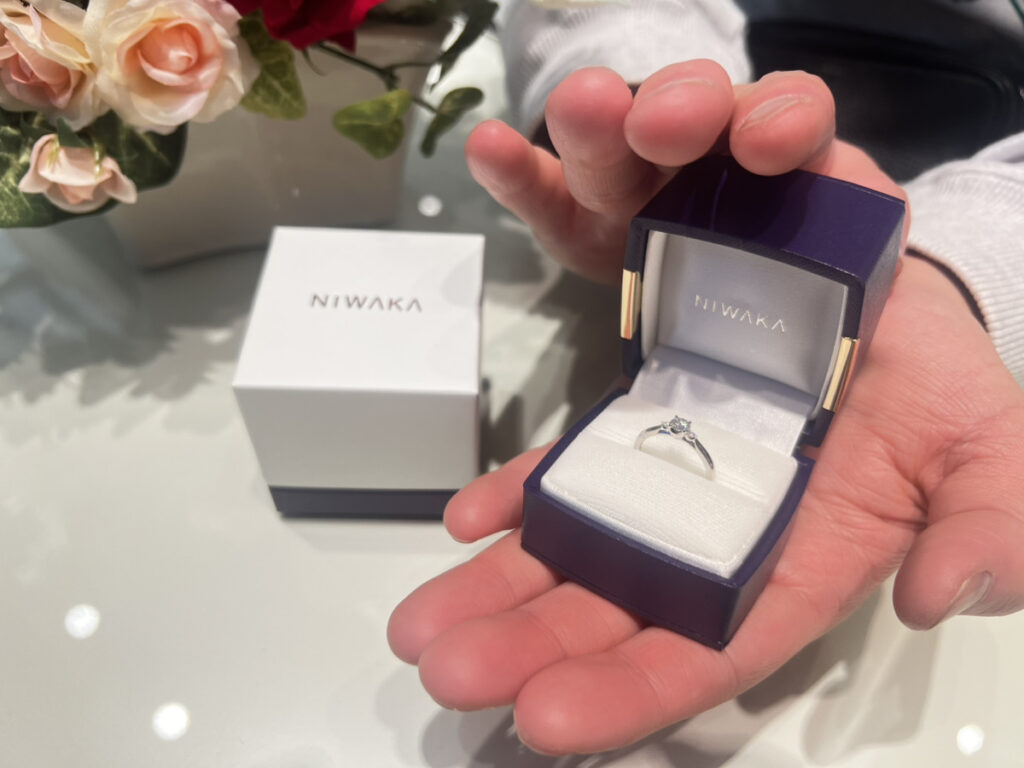 ロイヤル・アッシャーの婚約指輪を着けた女性