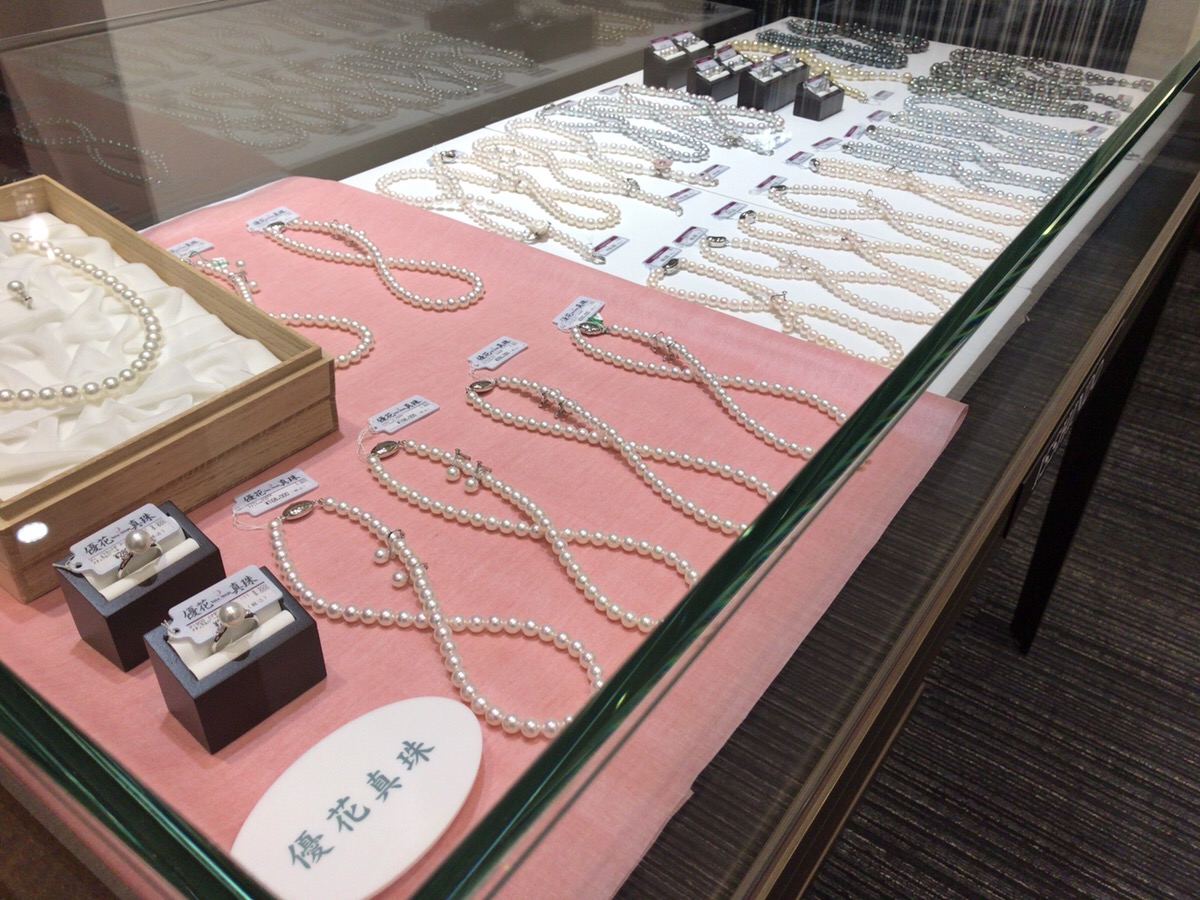 店内の真珠のネックレス