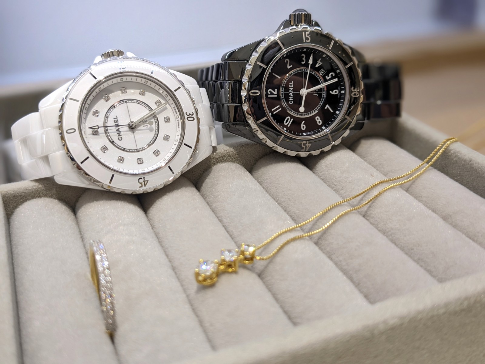 シャネルのレディース時計J12は不動の人気。愛され時計のコレクション紹介。