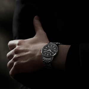 【スーツで着けこなすおしゃれな腕時計】自分らしい選択で、人生の相棒を