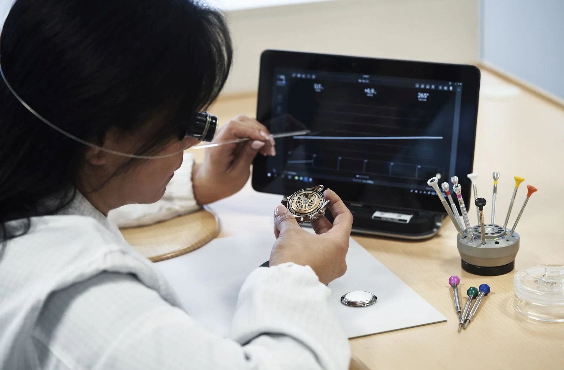 時計のムーブメントを組み立てる女性