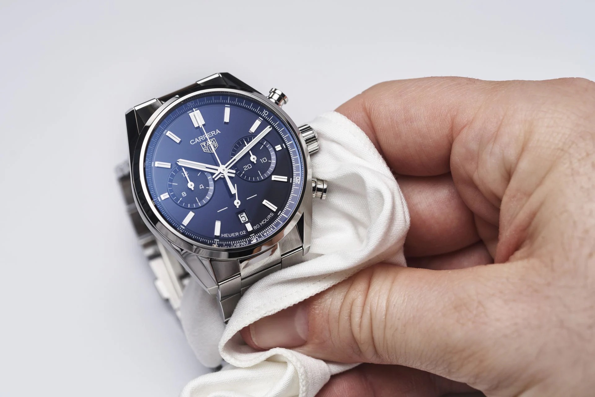 時計をクリーニングする様子