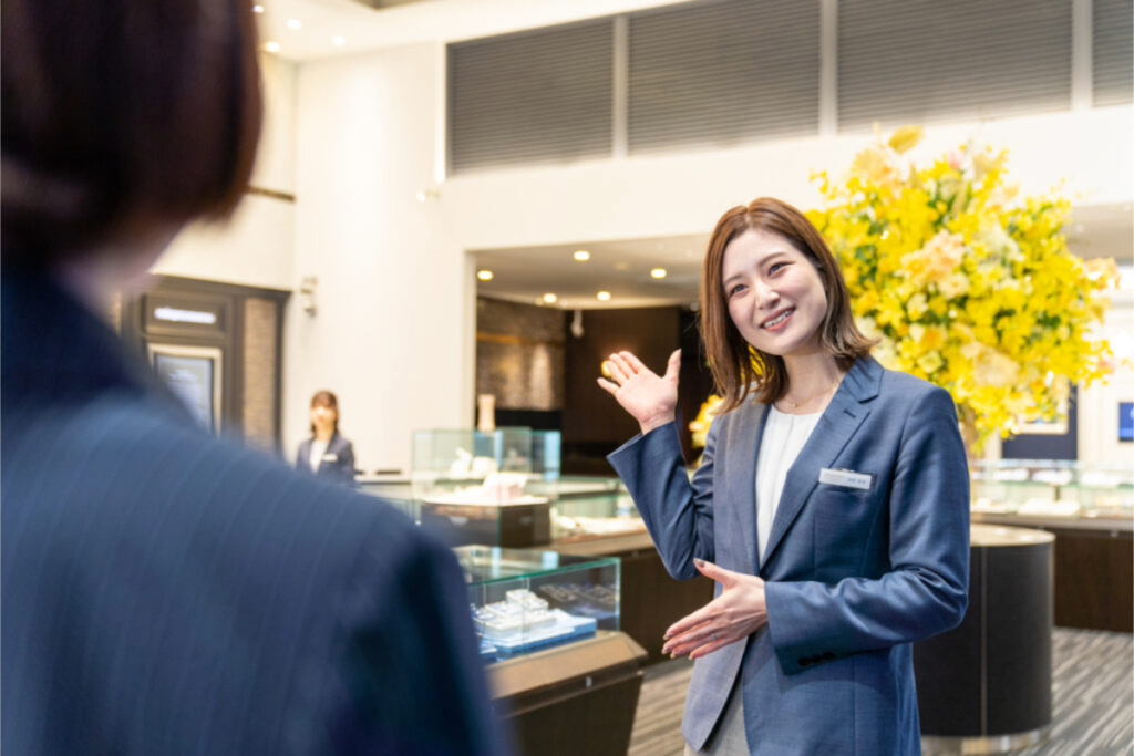 一真堂の店内を案内する店員