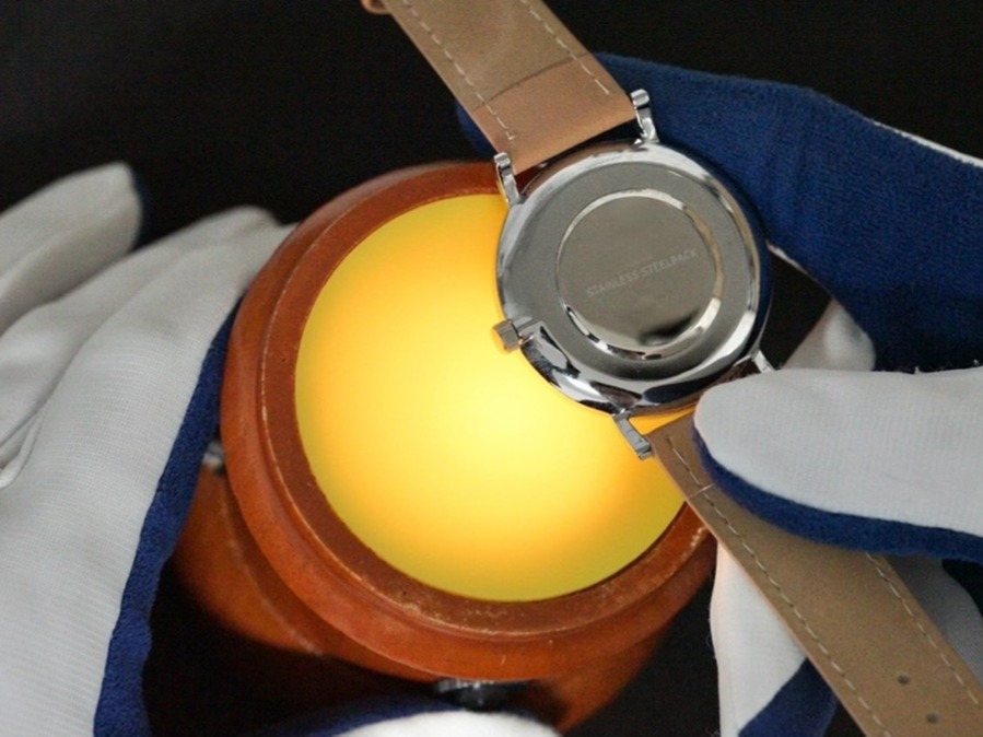 磁器抜き器で腕時計の磁器抜き